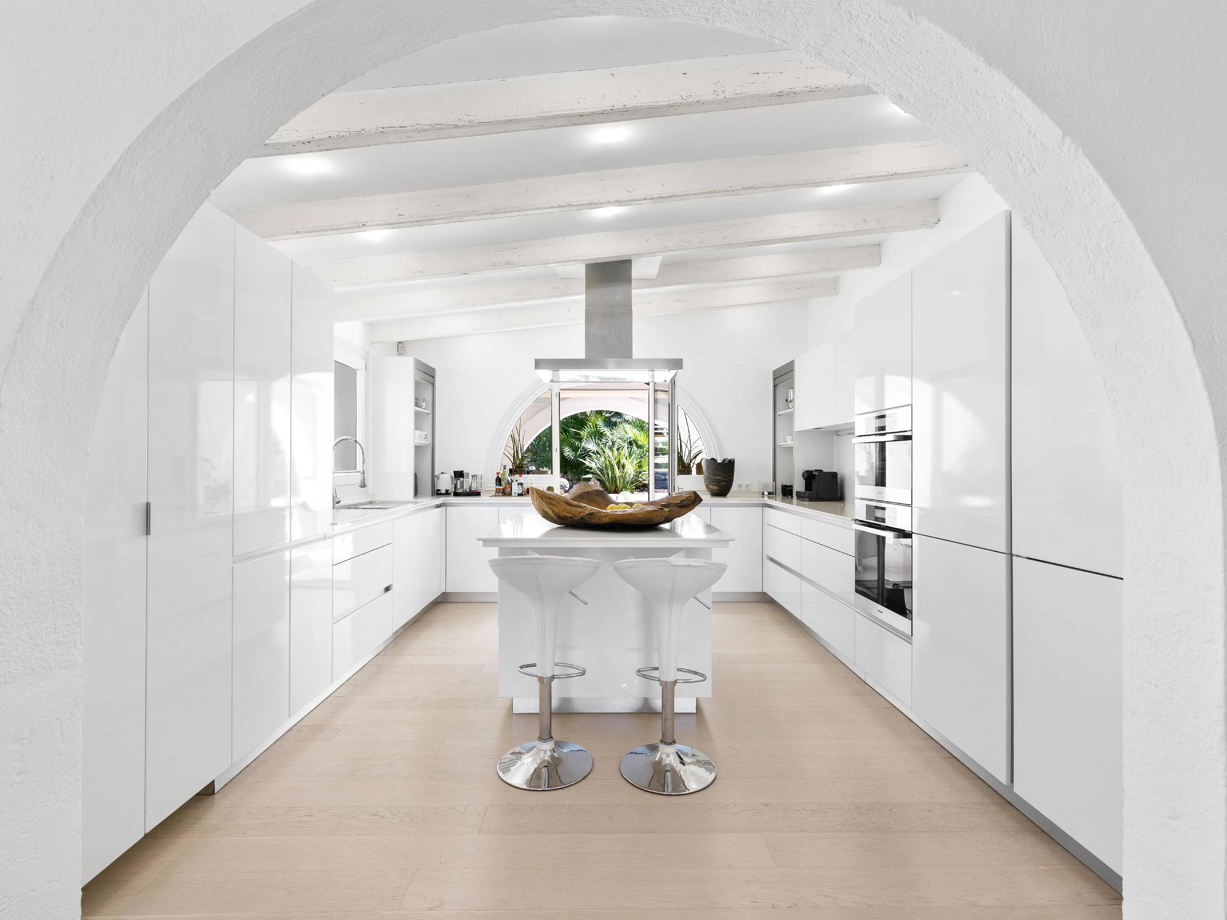 Villa in stile beach-house con vista sul porto e sul mare-3