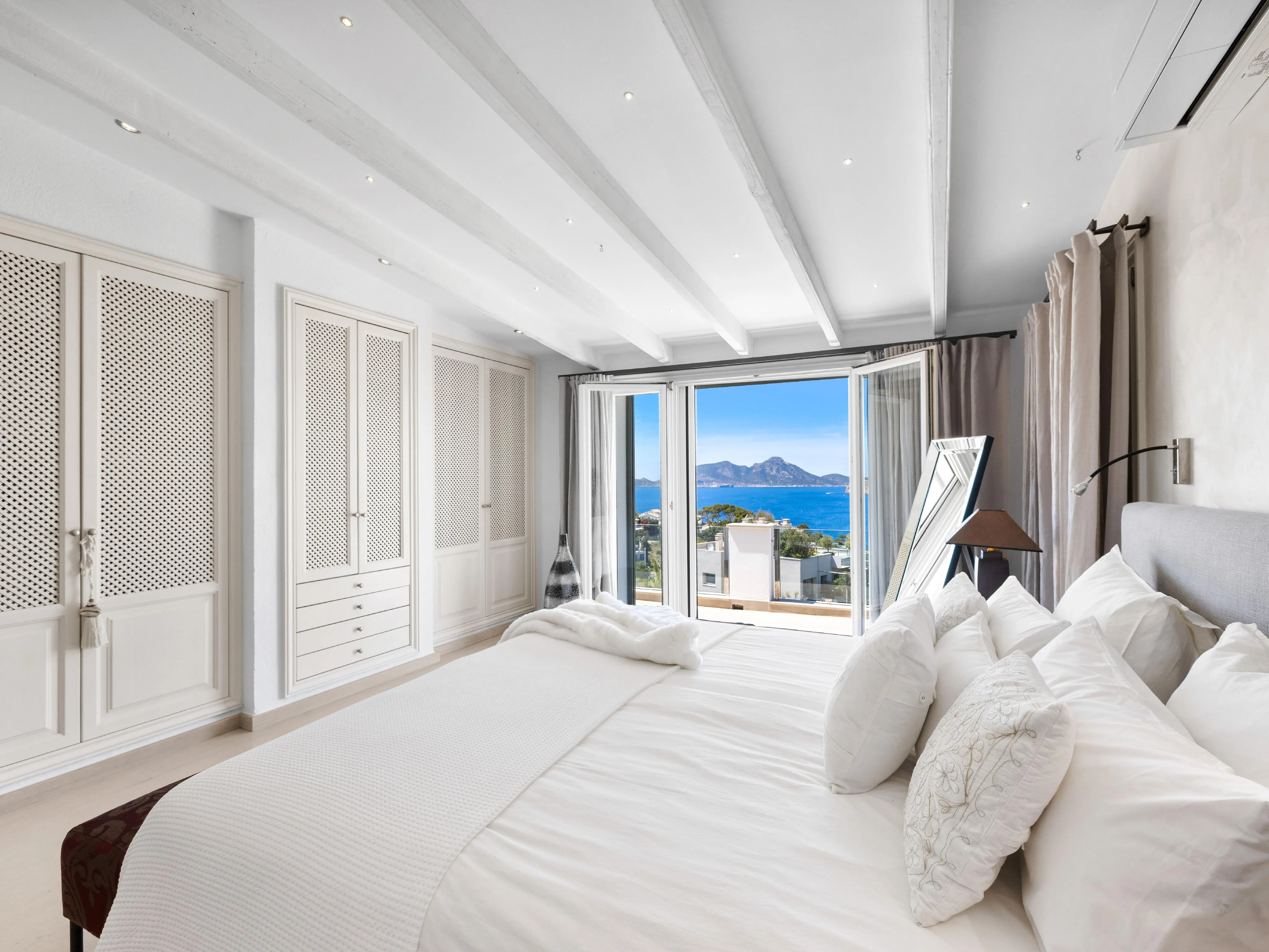 Villa in stile beach-house con vista sul porto e sul mare-15