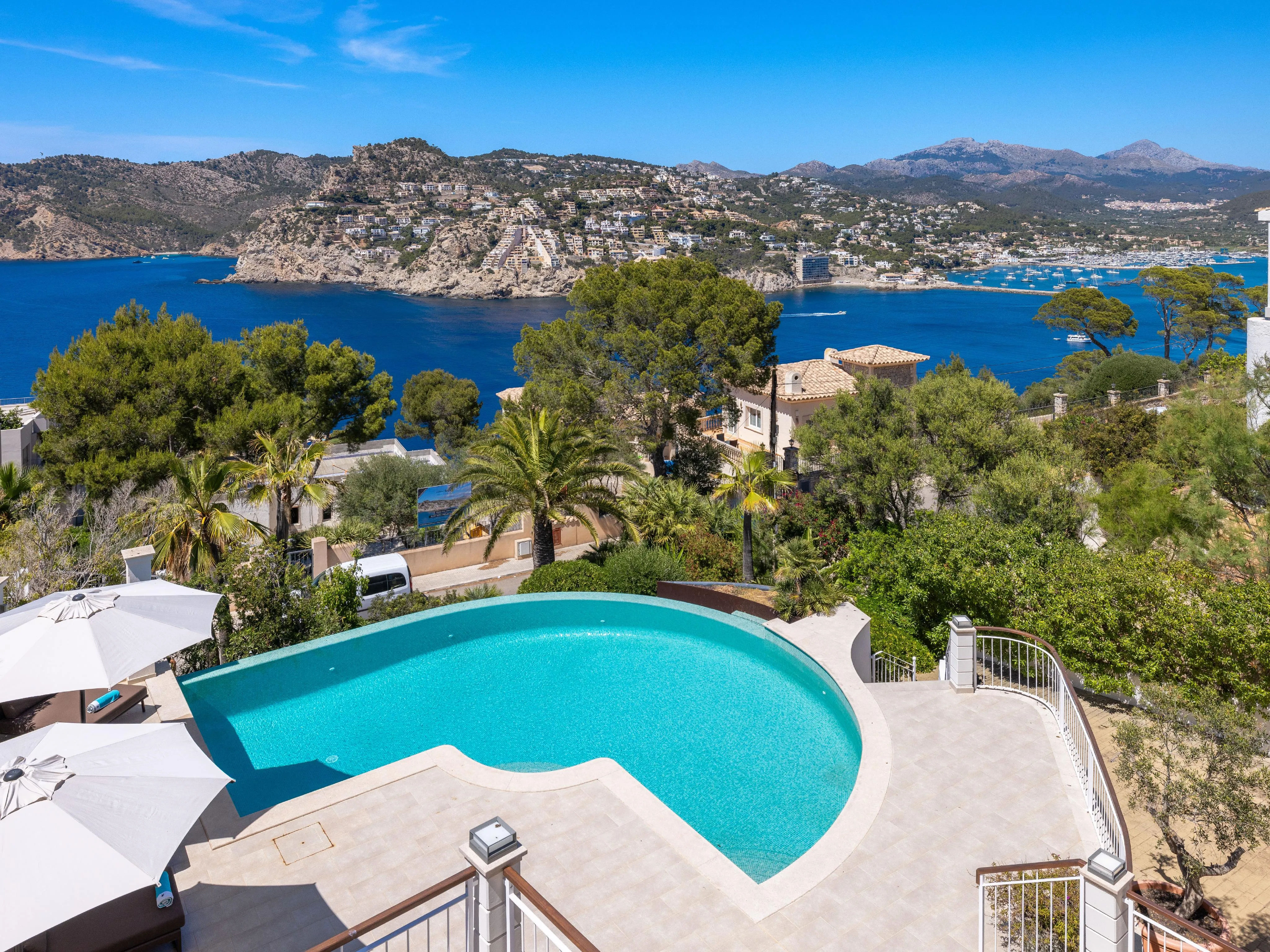 Villa in stile beach-house con vista sul porto e sul mare-1