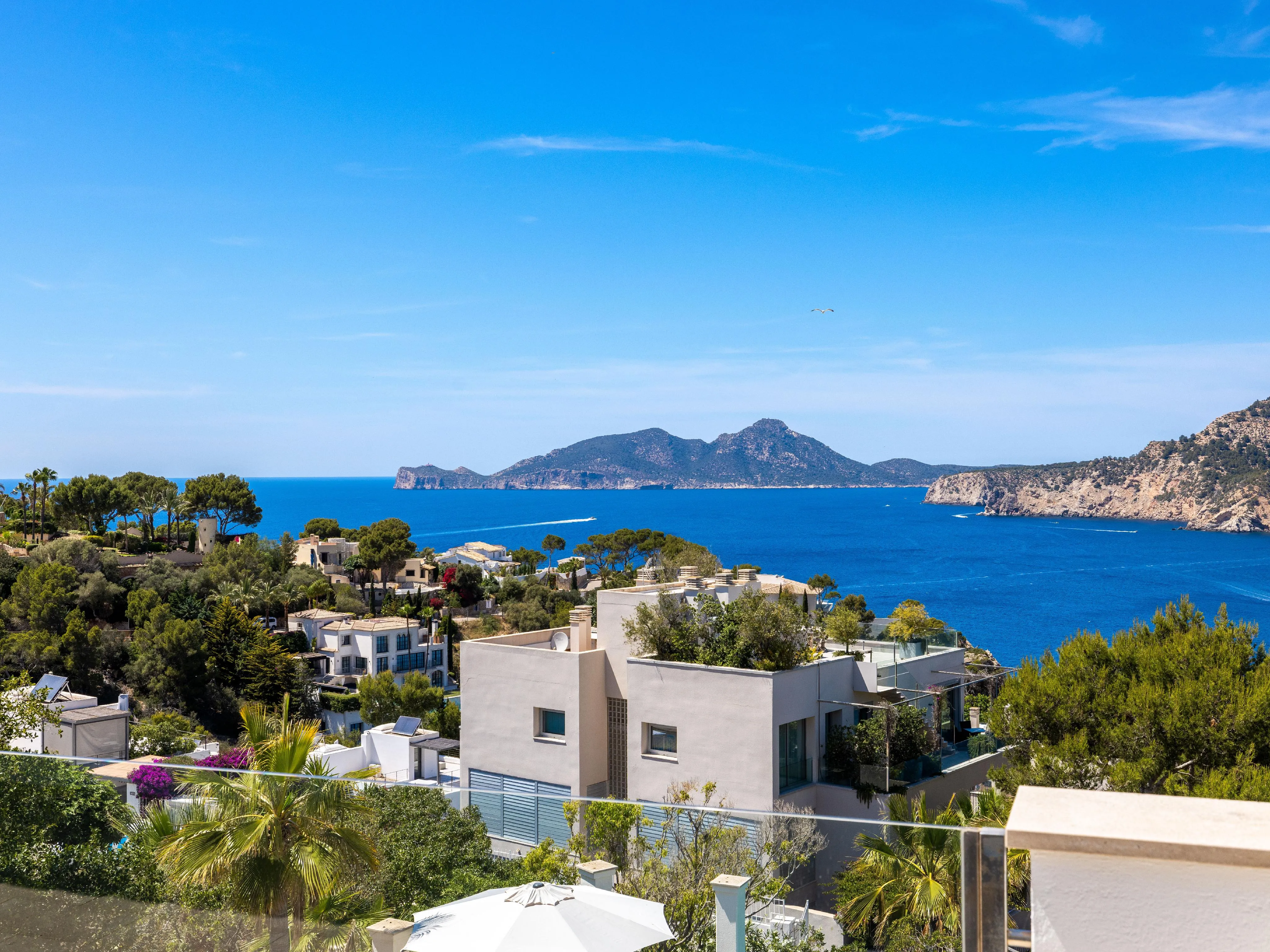 Villa in stile beach-house con vista sul porto e sul mare-11