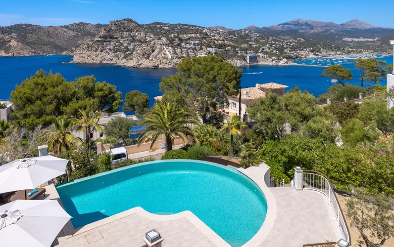 Willa w stylu domku na plaży z widokiem na port i morze