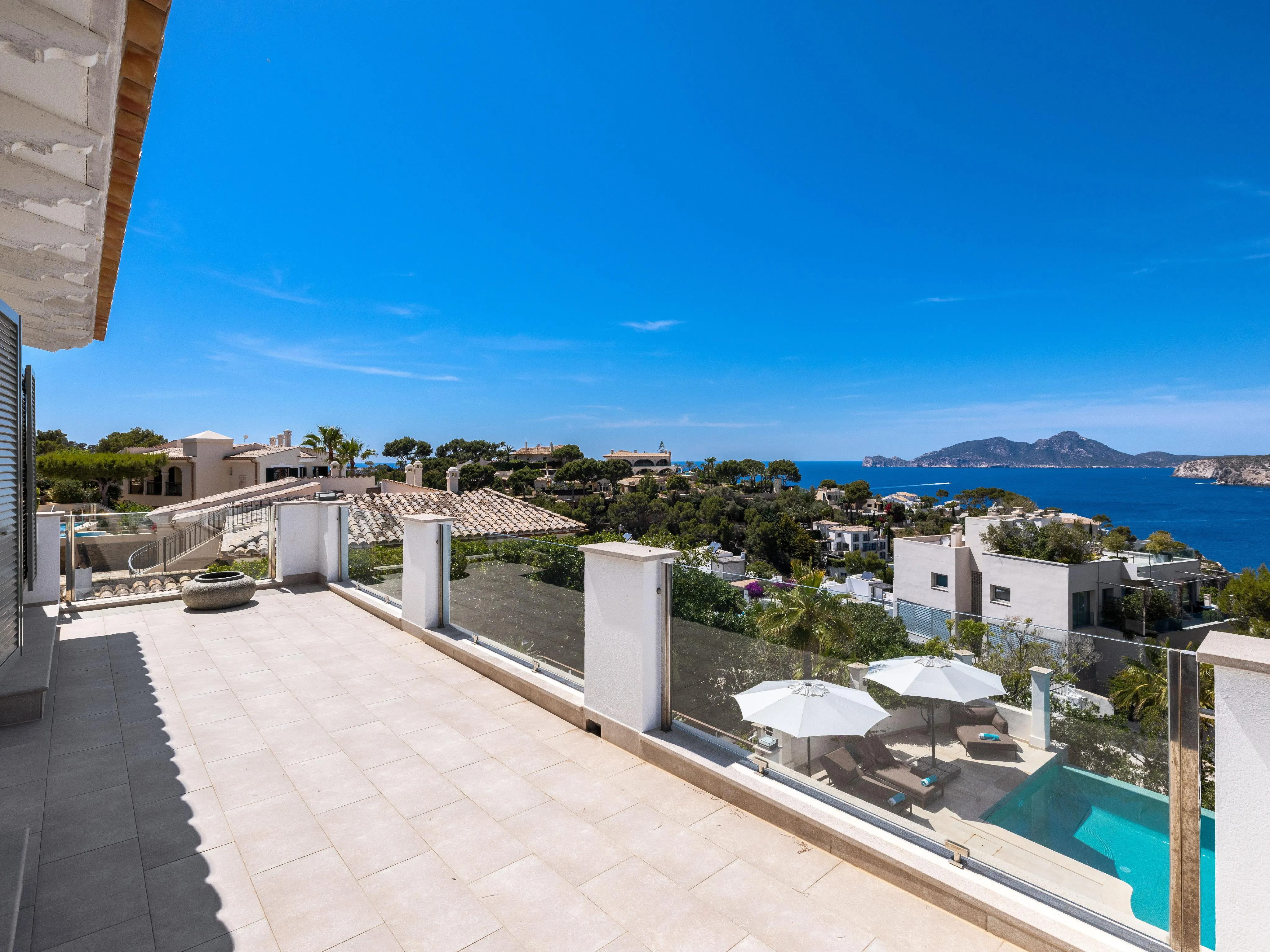 Villa in stile beach-house con vista sul porto e sul mare-24