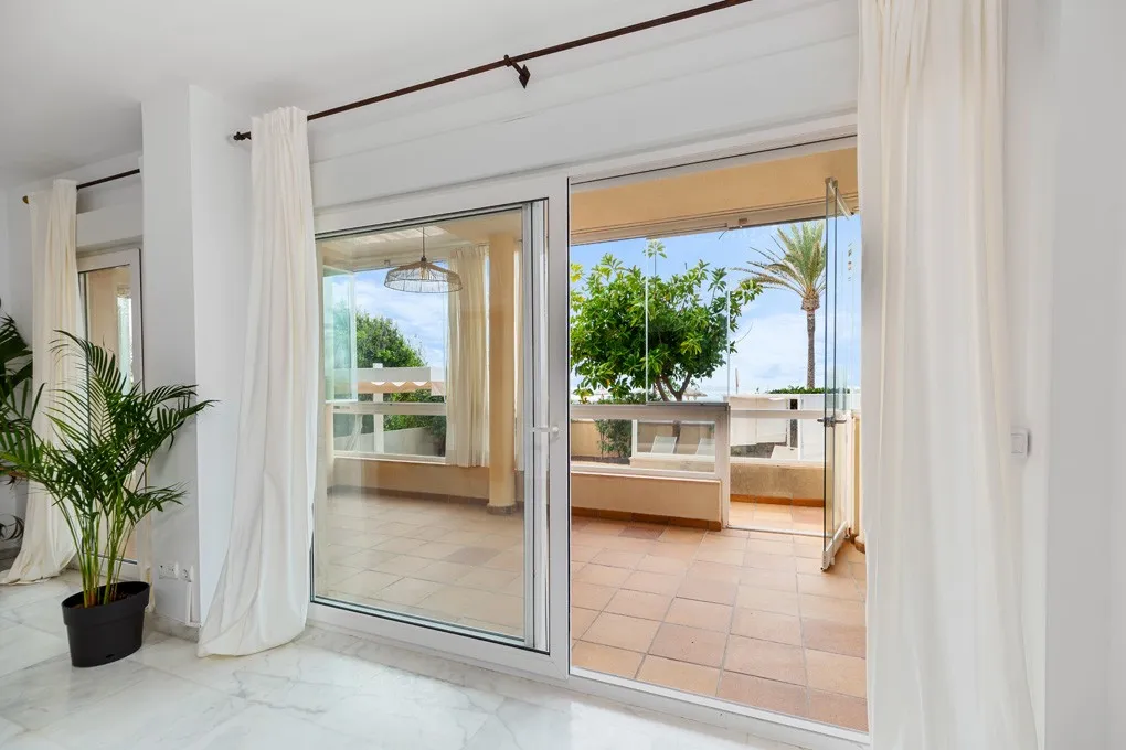 Stor lägenhet i första raden med havsutsikt och parkeringsplats-12