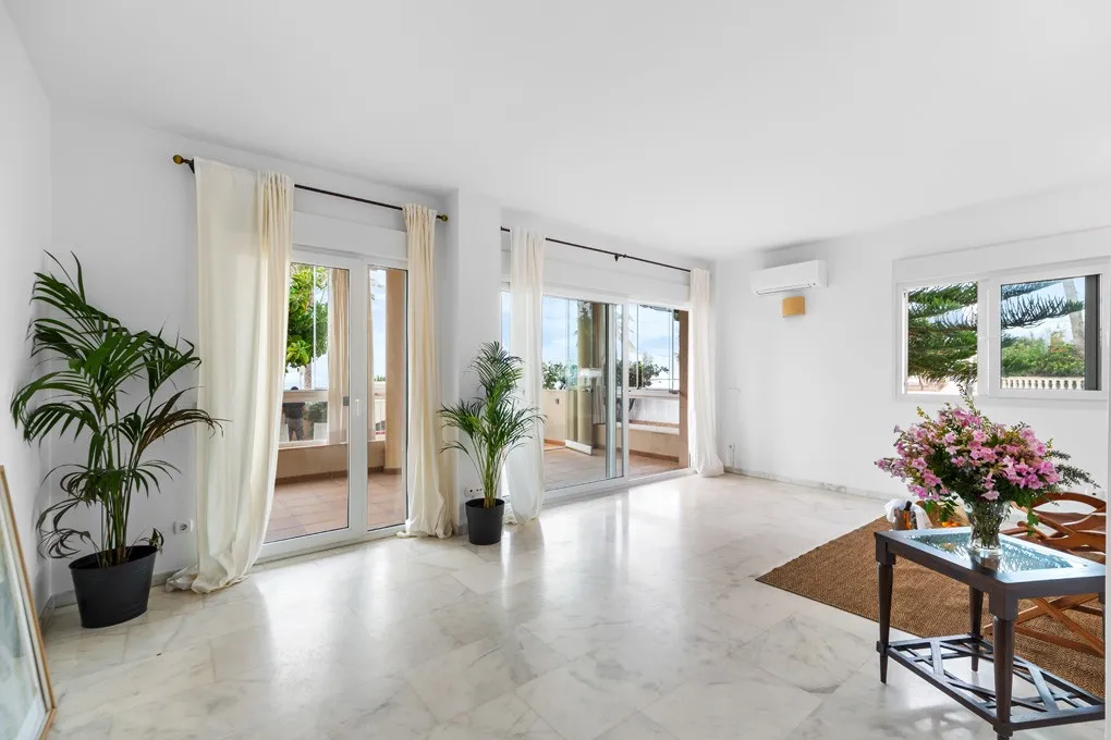 Stor lägenhet i första raden med havsutsikt och parkeringsplats-3