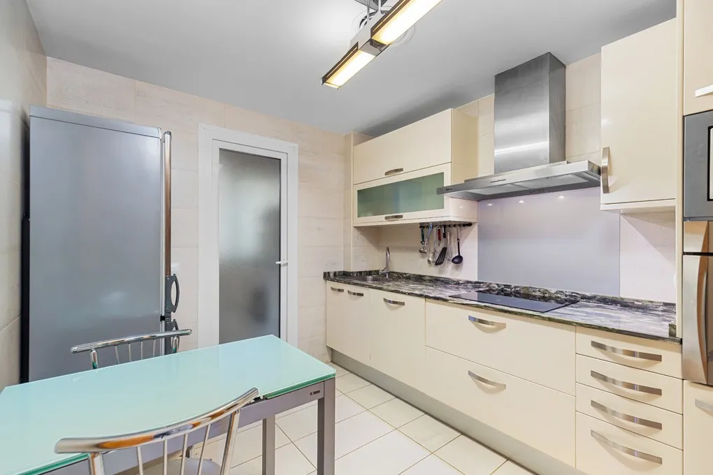 Stor lägenhet i första raden med havsutsikt och parkeringsplats-4