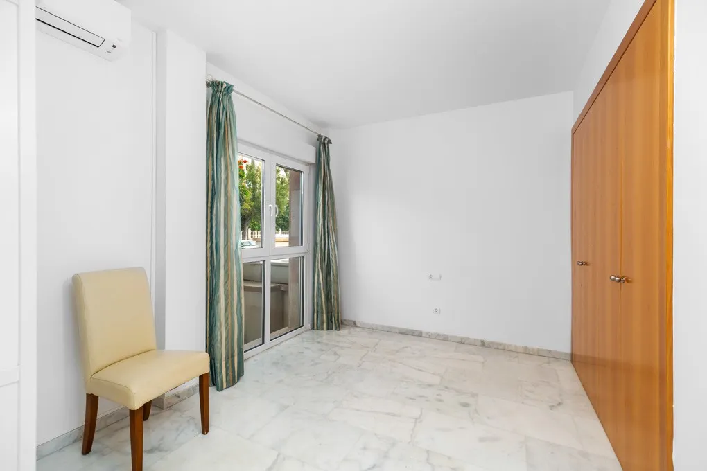 Stor lägenhet i första raden med havsutsikt och parkeringsplats-8