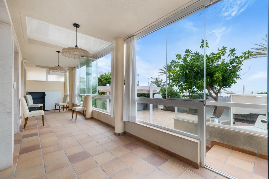 Stor lägenhet i första raden med havsutsikt och parkeringsplats-11