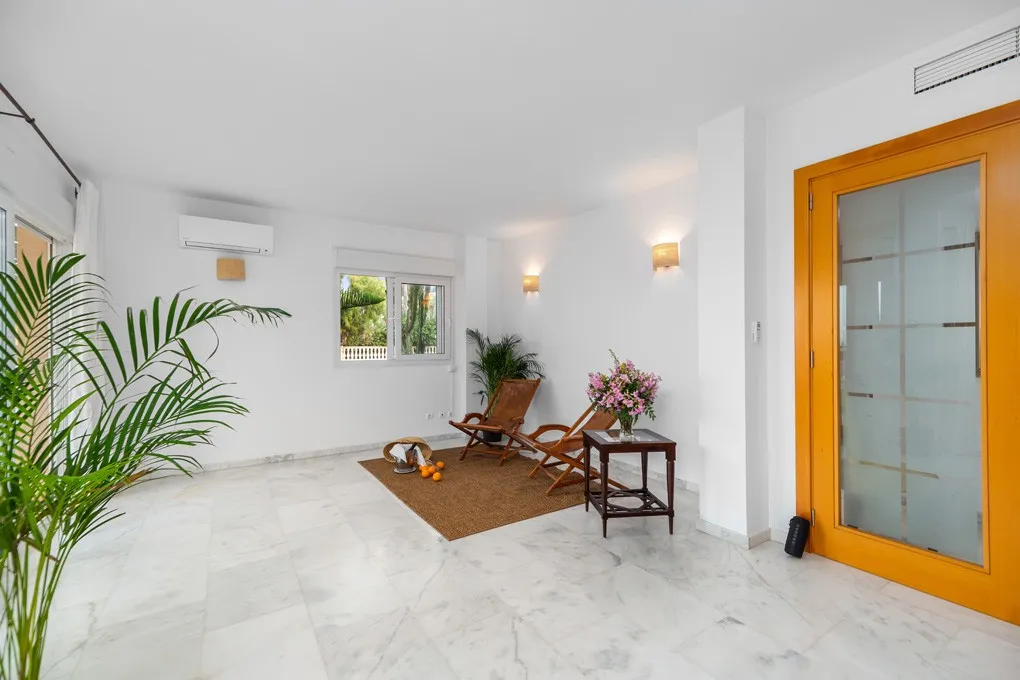 Stor lägenhet i första raden med havsutsikt och parkeringsplats-10