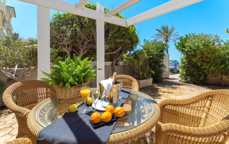 Grote flat aan de voorkant met uitzicht op zee en parkeerplaats