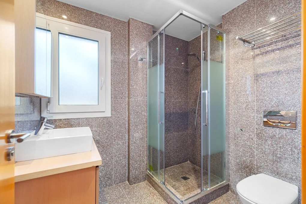 Stor lägenhet i första raden med havsutsikt och parkeringsplats-9