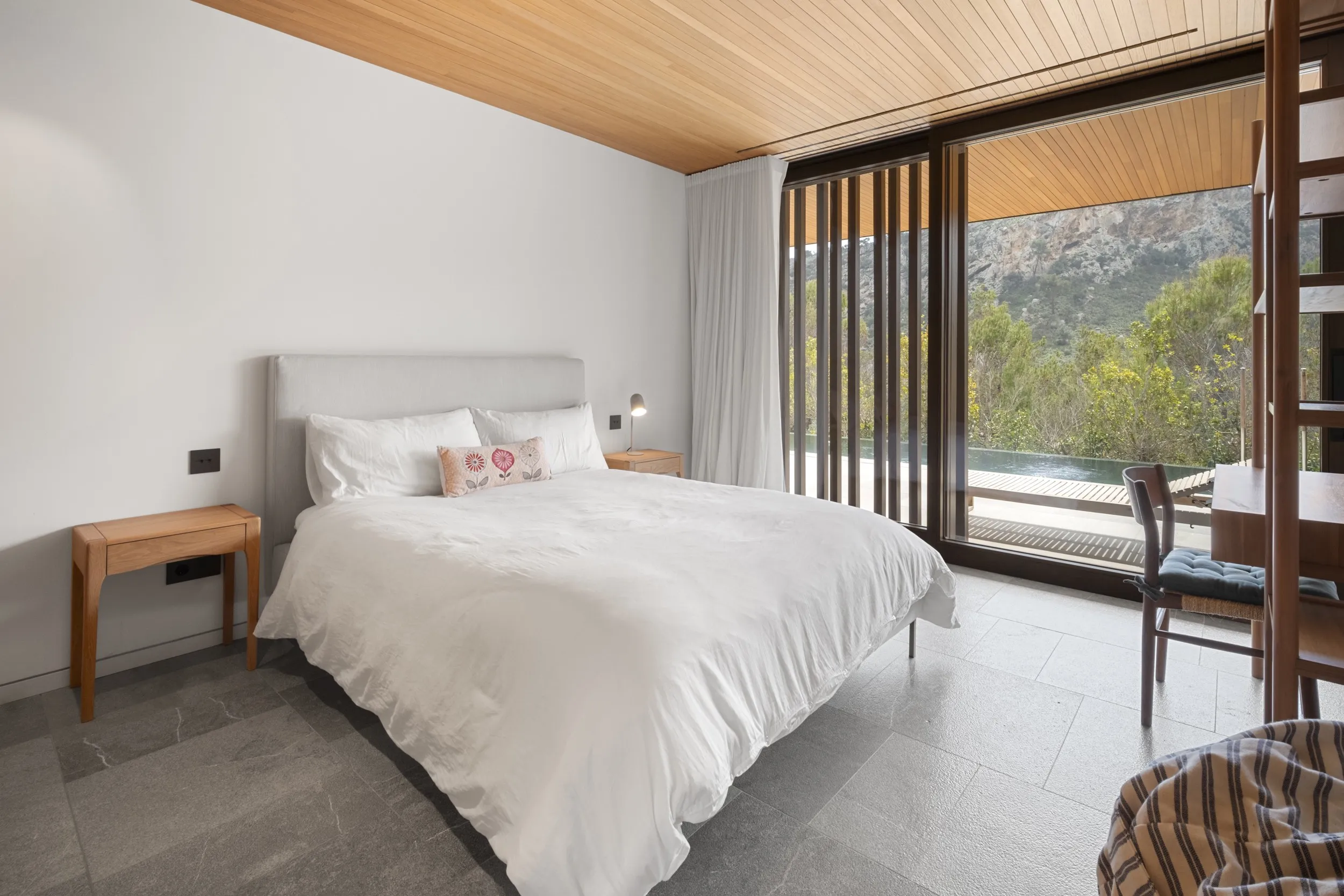 Villa aislada rodeada por la naturaleza en Son Vida-11