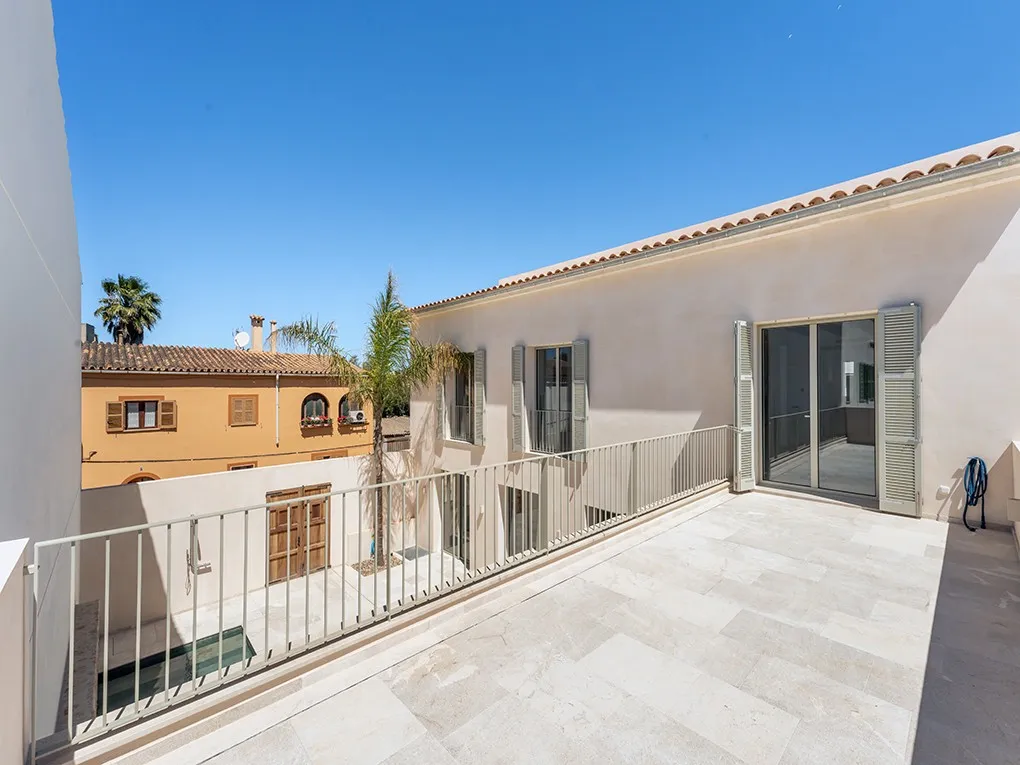 Maison de ville inondée de lumière et de charme-8