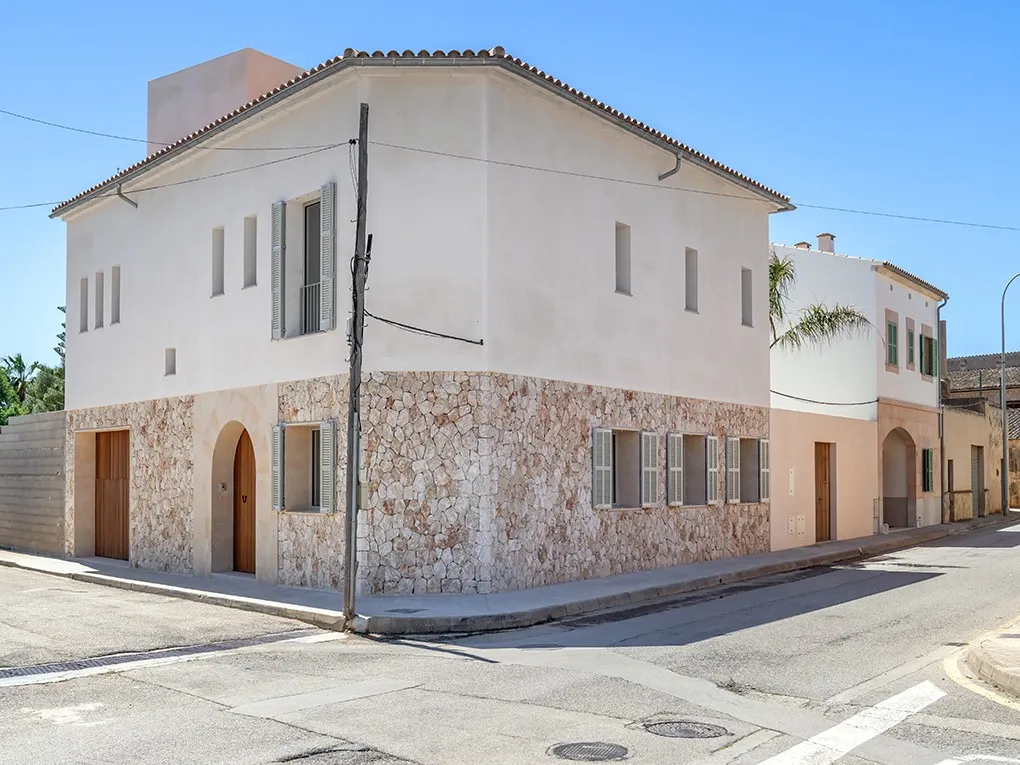 Maison de ville inondée de lumière et de charme-13