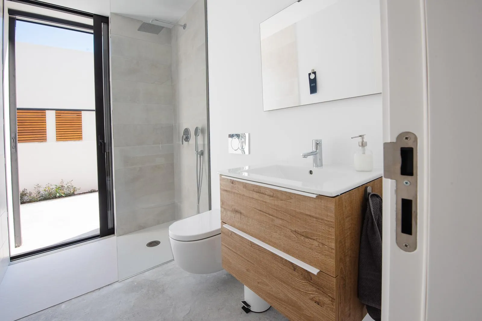 Wynajem sezonowy. Wspaniała nowoczesna willa blisko plaży-17