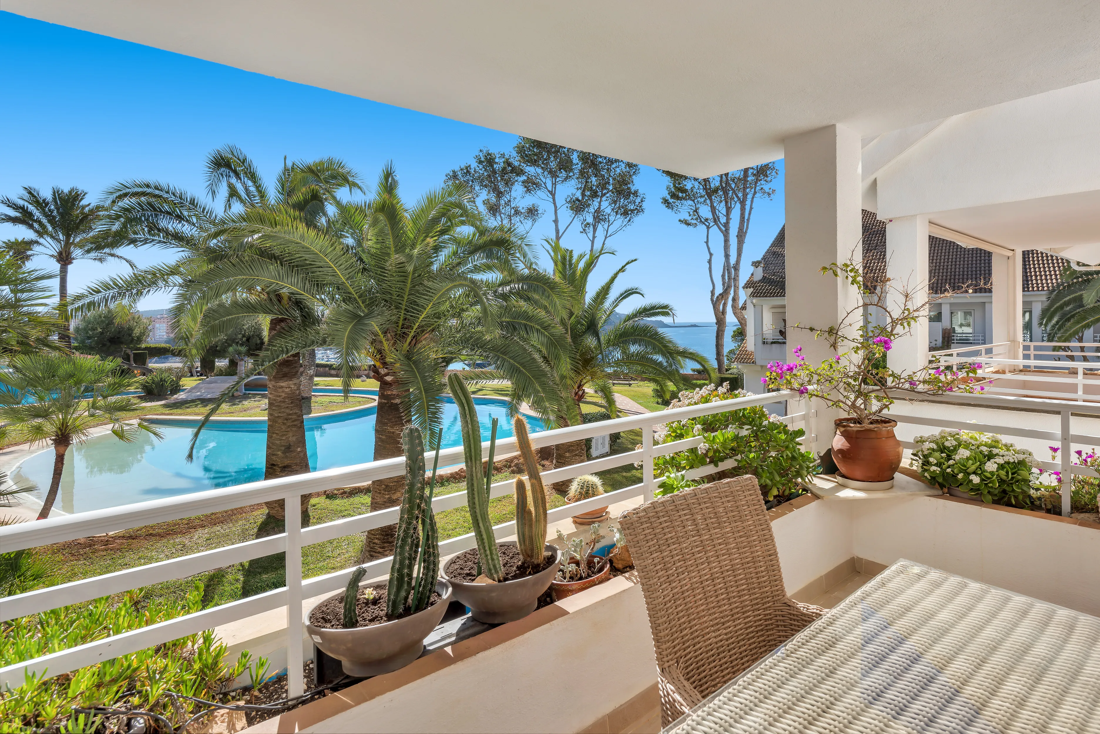 Elegante apartamento en primera línea con vistas al mar-10