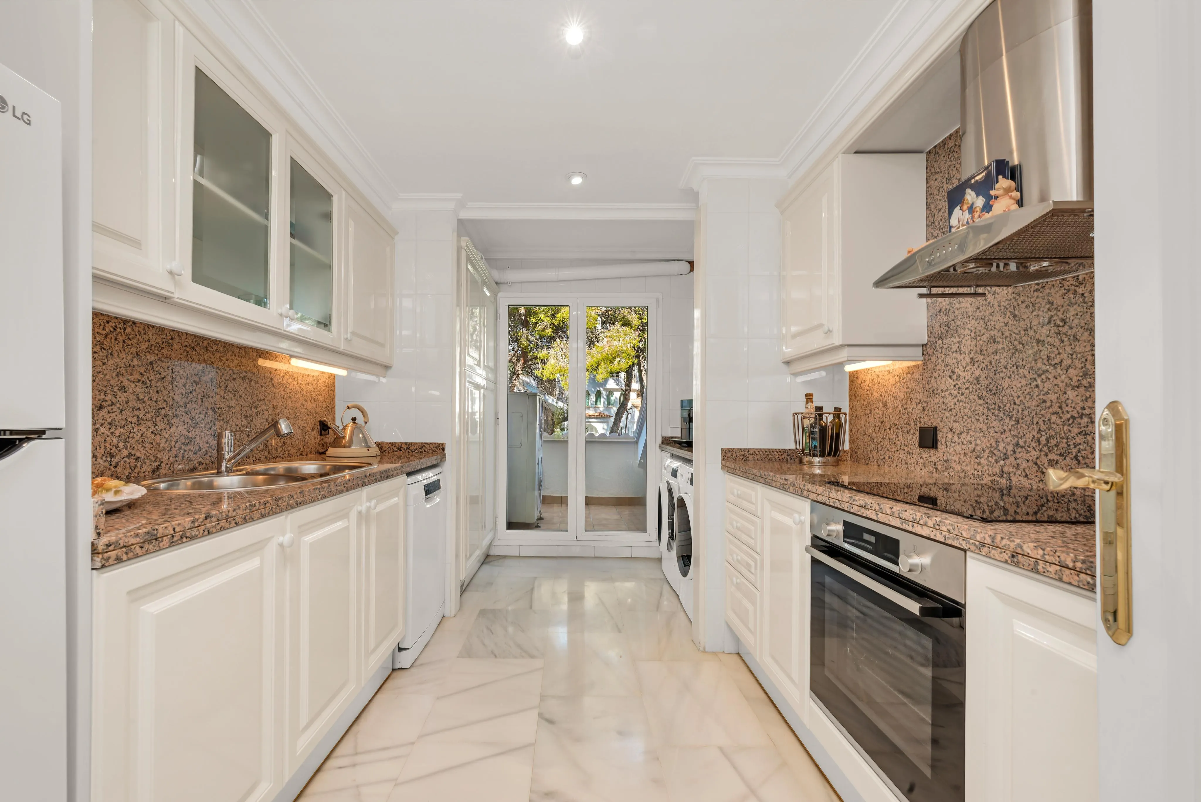 Elegante apartamento en primera línea con vistas al mar-8