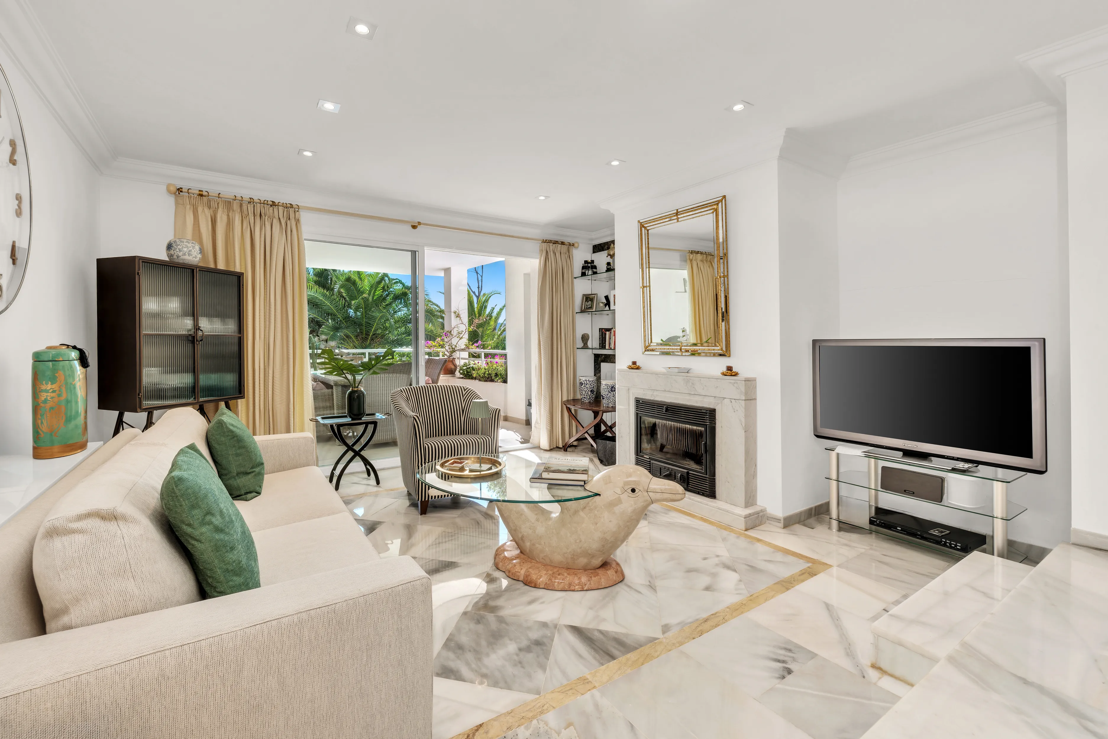 Elegante apartamento en primera línea con vistas al mar-5