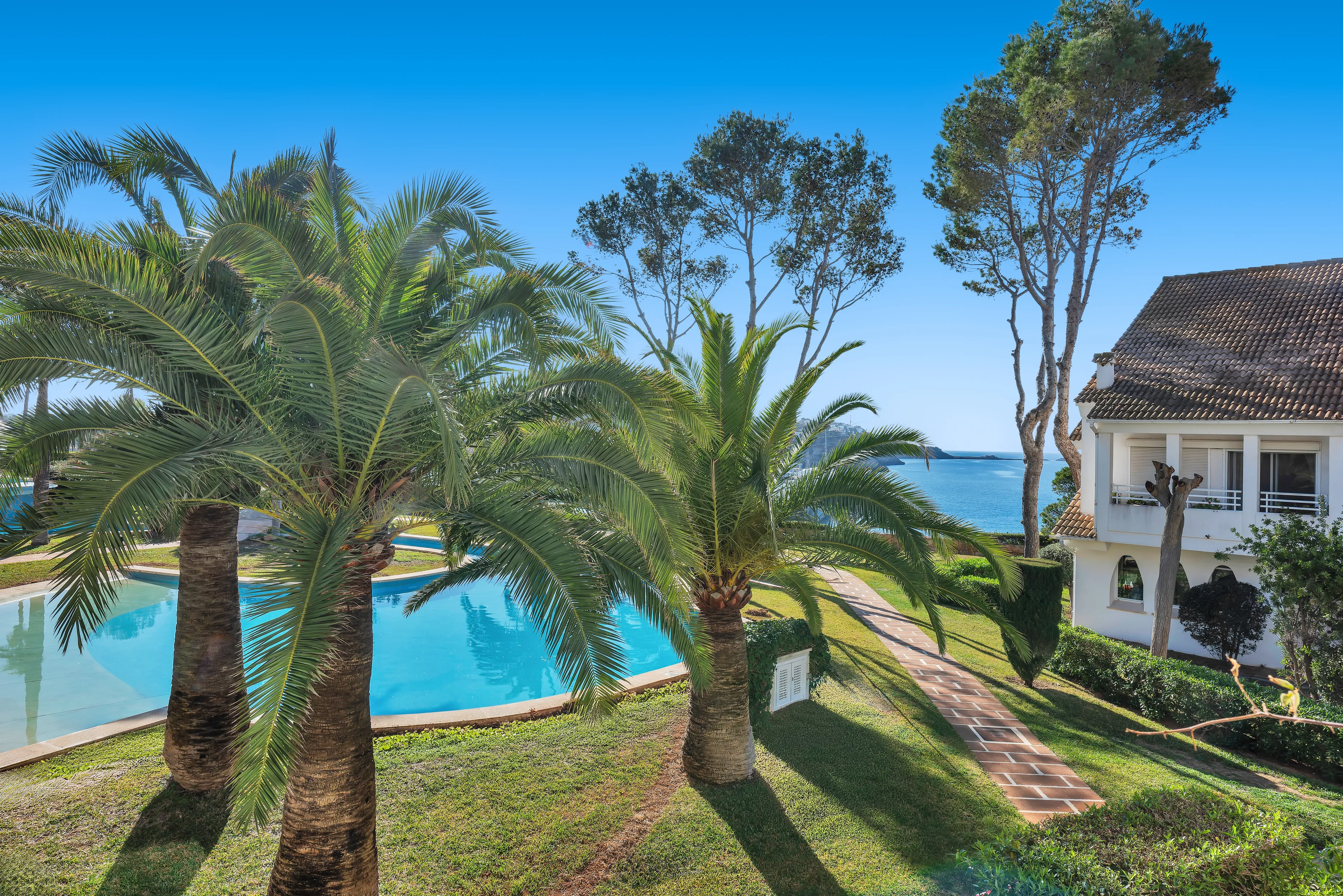 Elegante apartamento en primera línea con vistas al mar-1