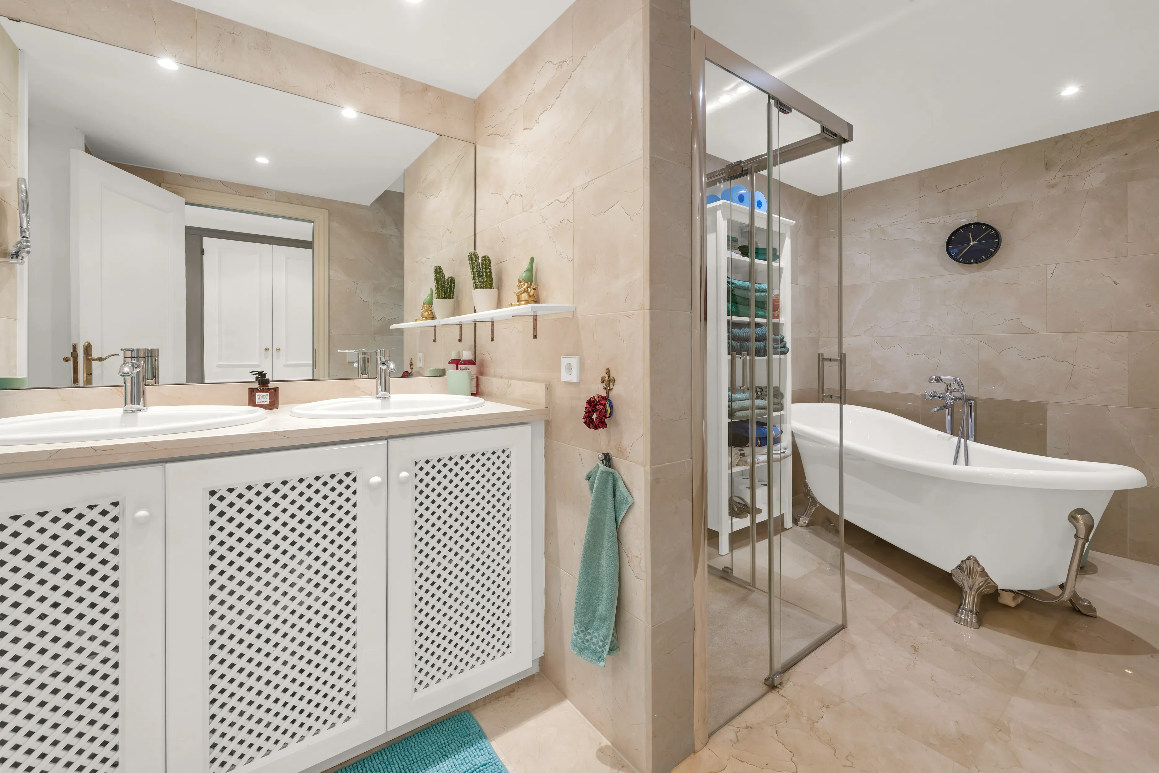 Elegante apartamento en primera línea con vistas al mar-12