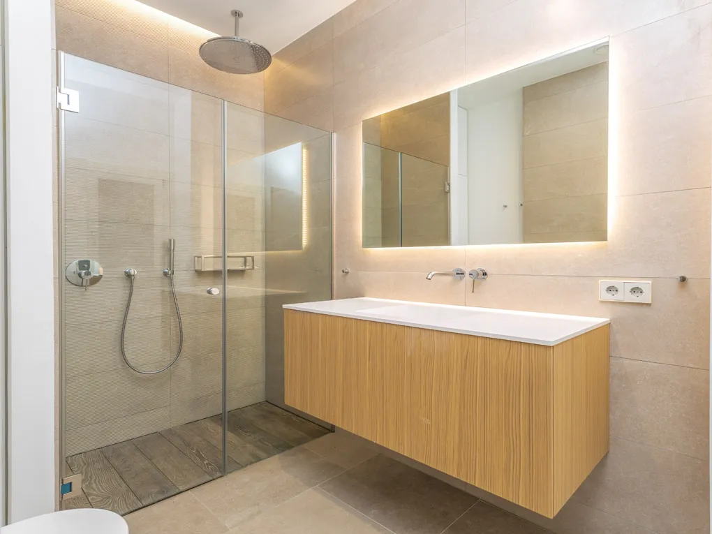 Apartamento moderno con balcón y patio-9