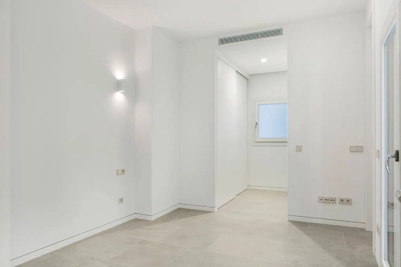 Apartamento moderno con balcón y patio-8