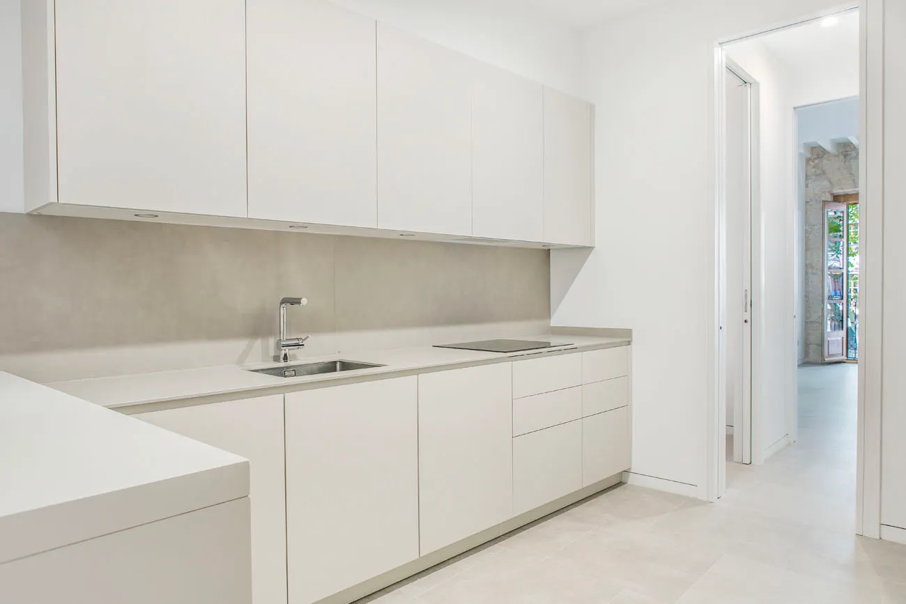 Apartamento moderno con balcón y patio-5