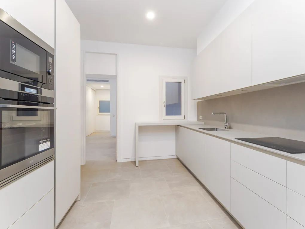 Apartamento moderno con balcón y patio-4