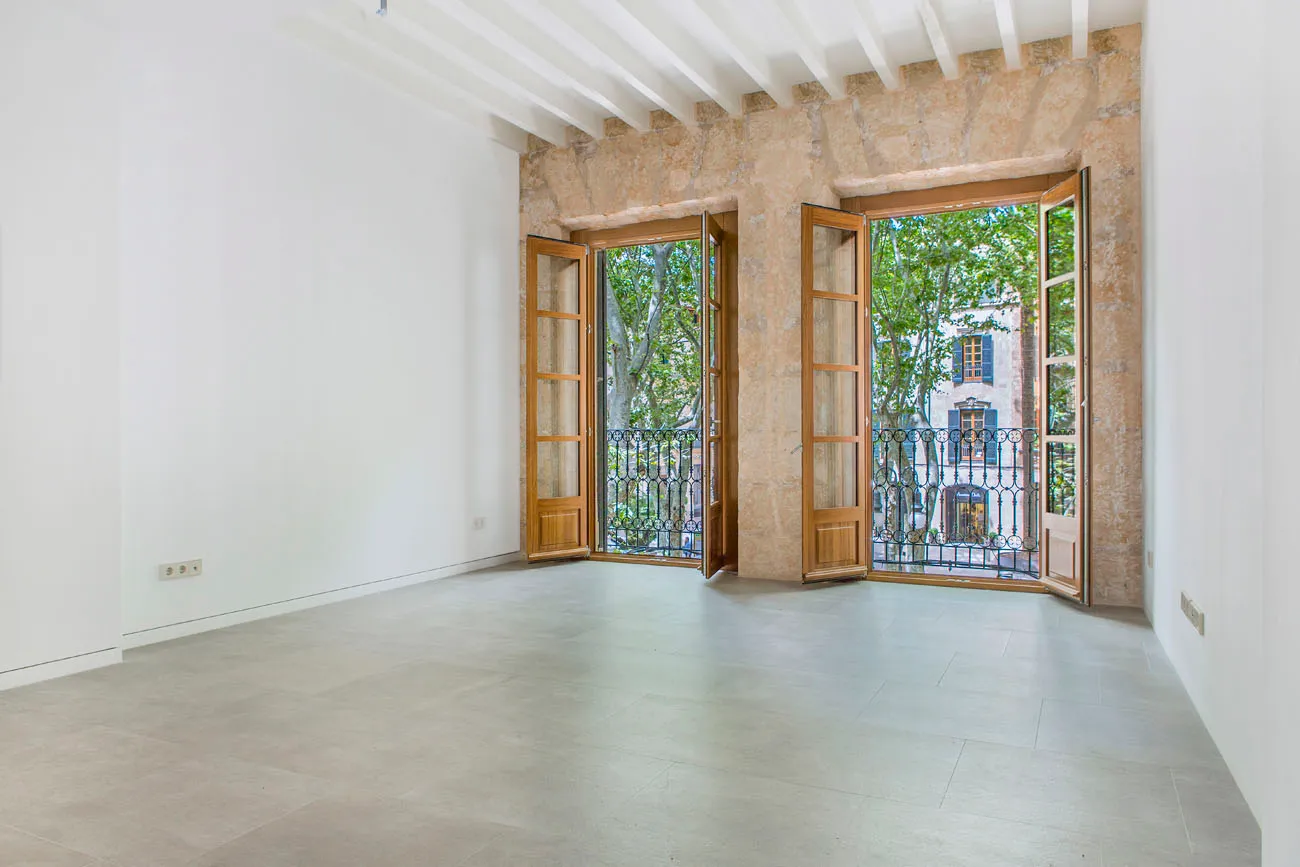 Apartamento moderno con balcón y patio-1