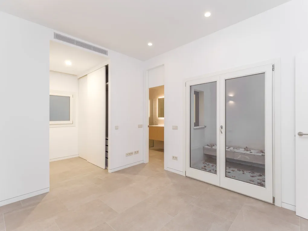 Apartamento moderno con balcón y patio-7