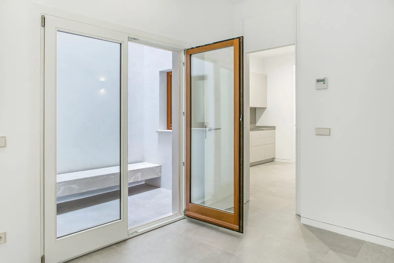 Apartamento moderno con balcón y patio-6