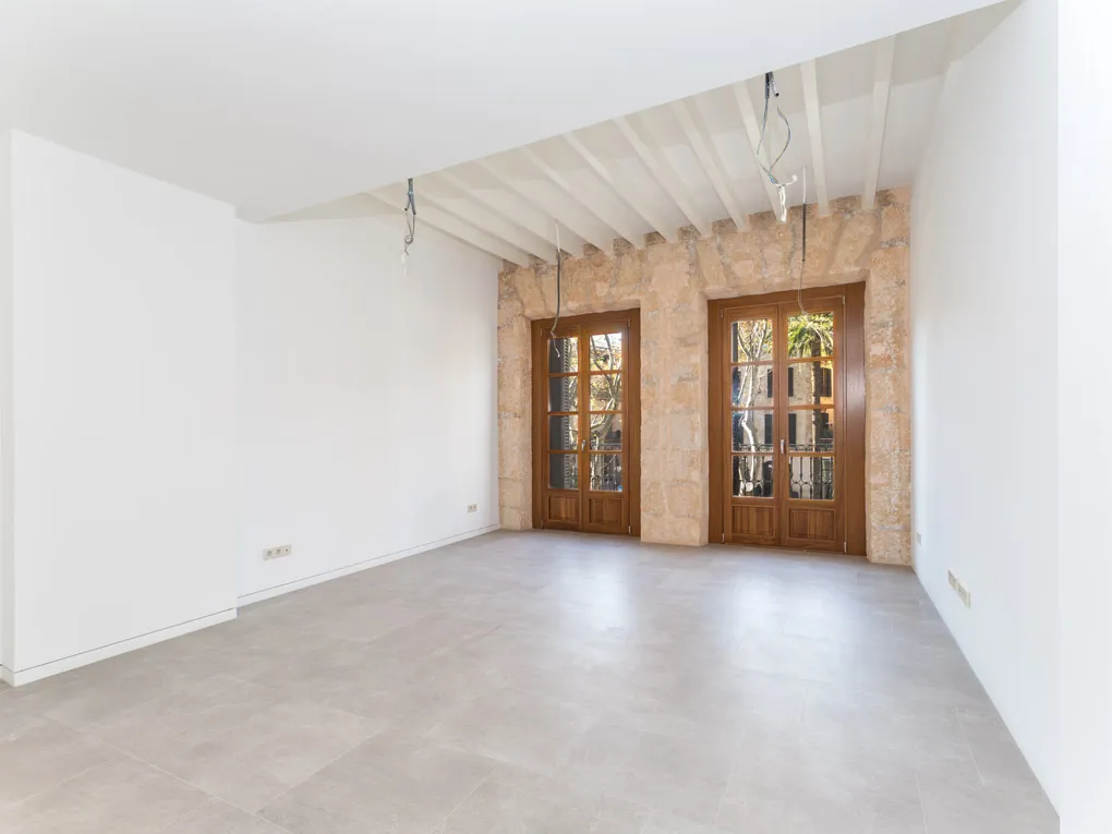 Apartamento moderno con balcón y patio-3