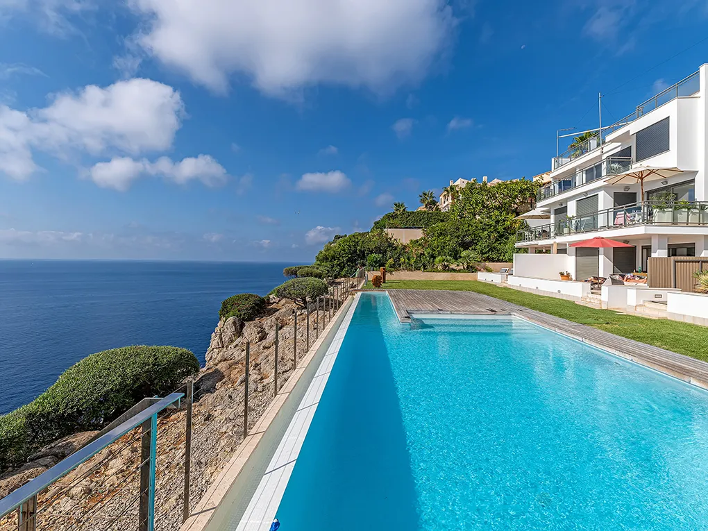 Frontline Apartment with sea views-9