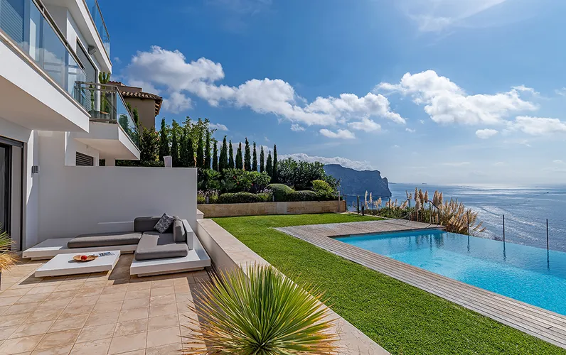 Frontline apartment with sea views