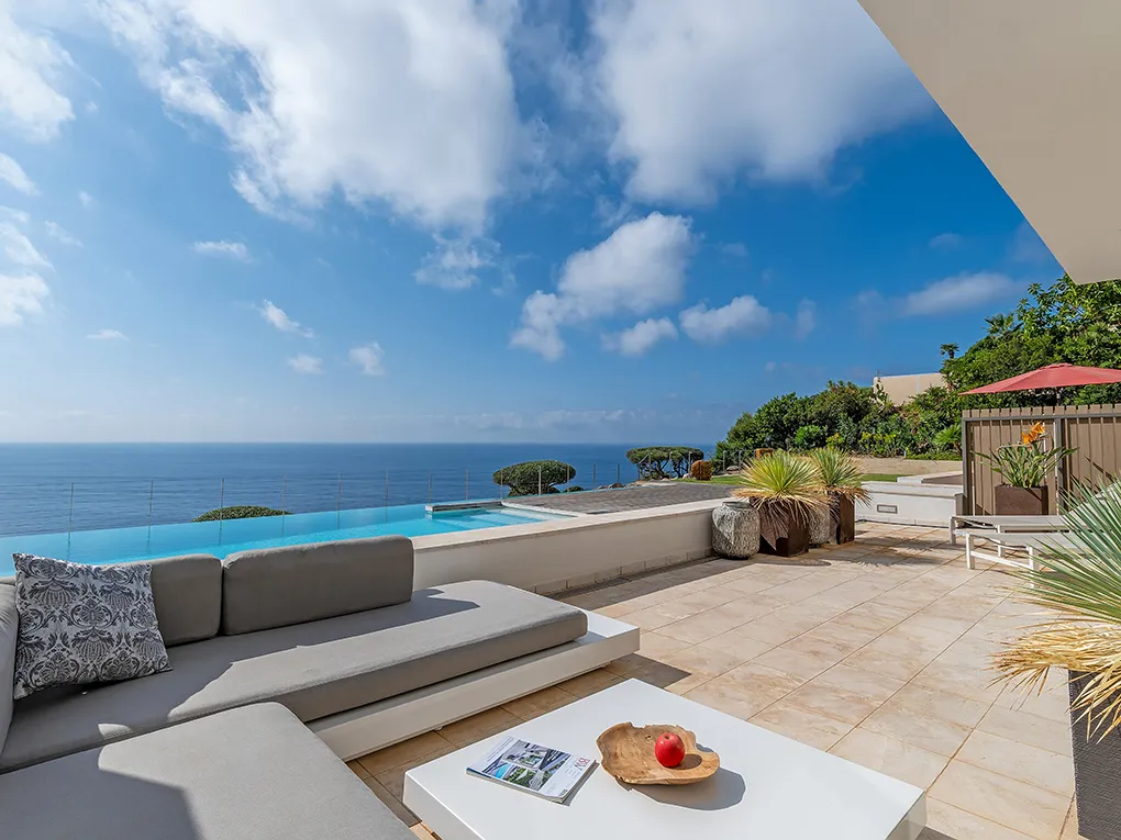 Frontline Apartment with sea views-8