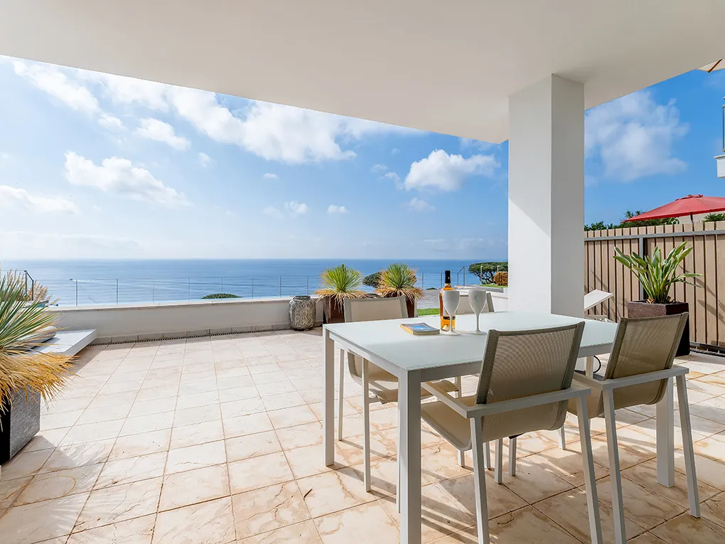 Frontline Apartment with sea views-14