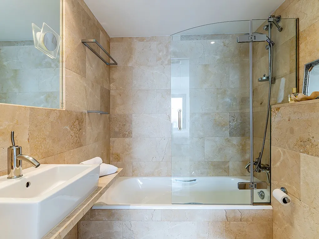 Frontline Apartment with sea views-7