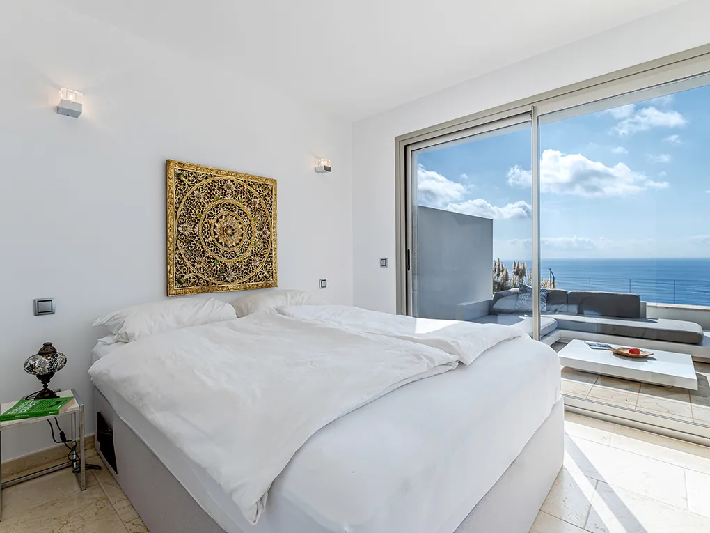 Frontline Apartment with sea views-6