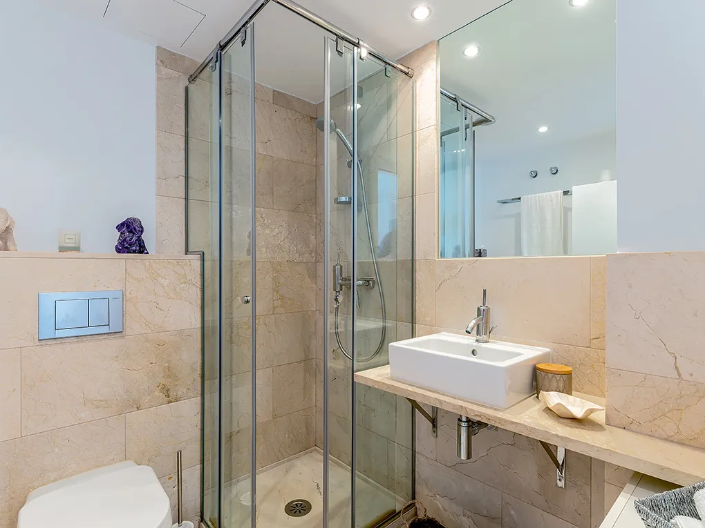 Frontline Apartment with sea views-13