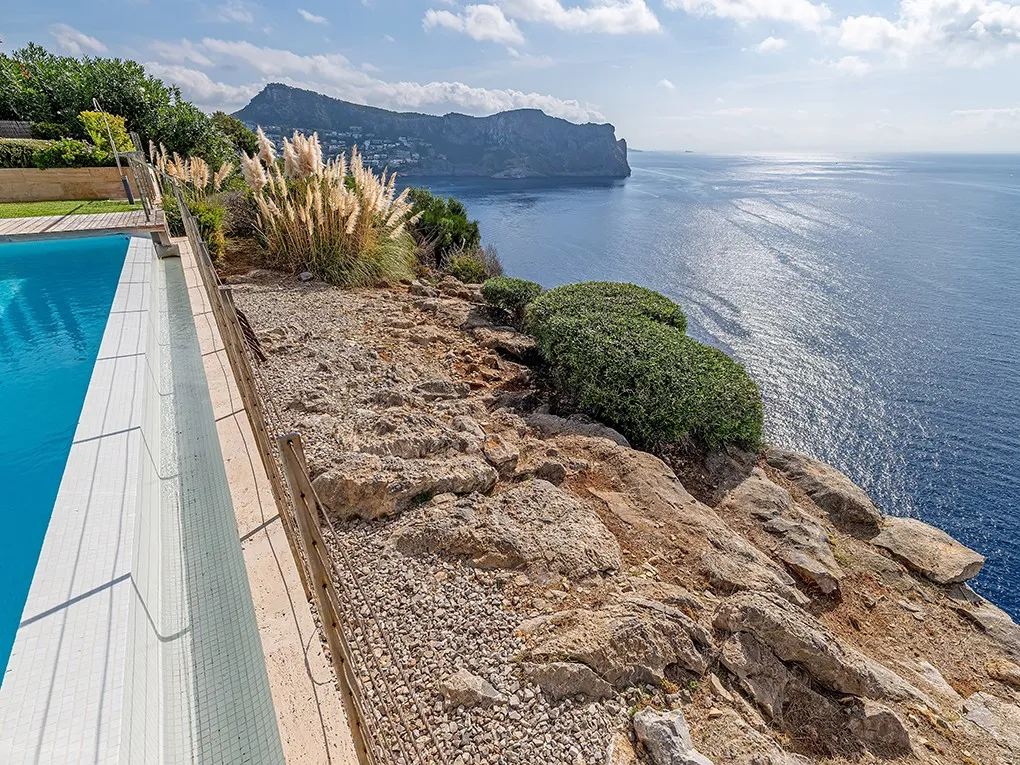 Frontline Apartment with sea views-16