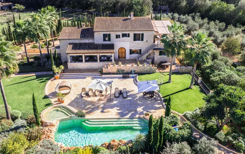 Landsted med egen vinproduktion