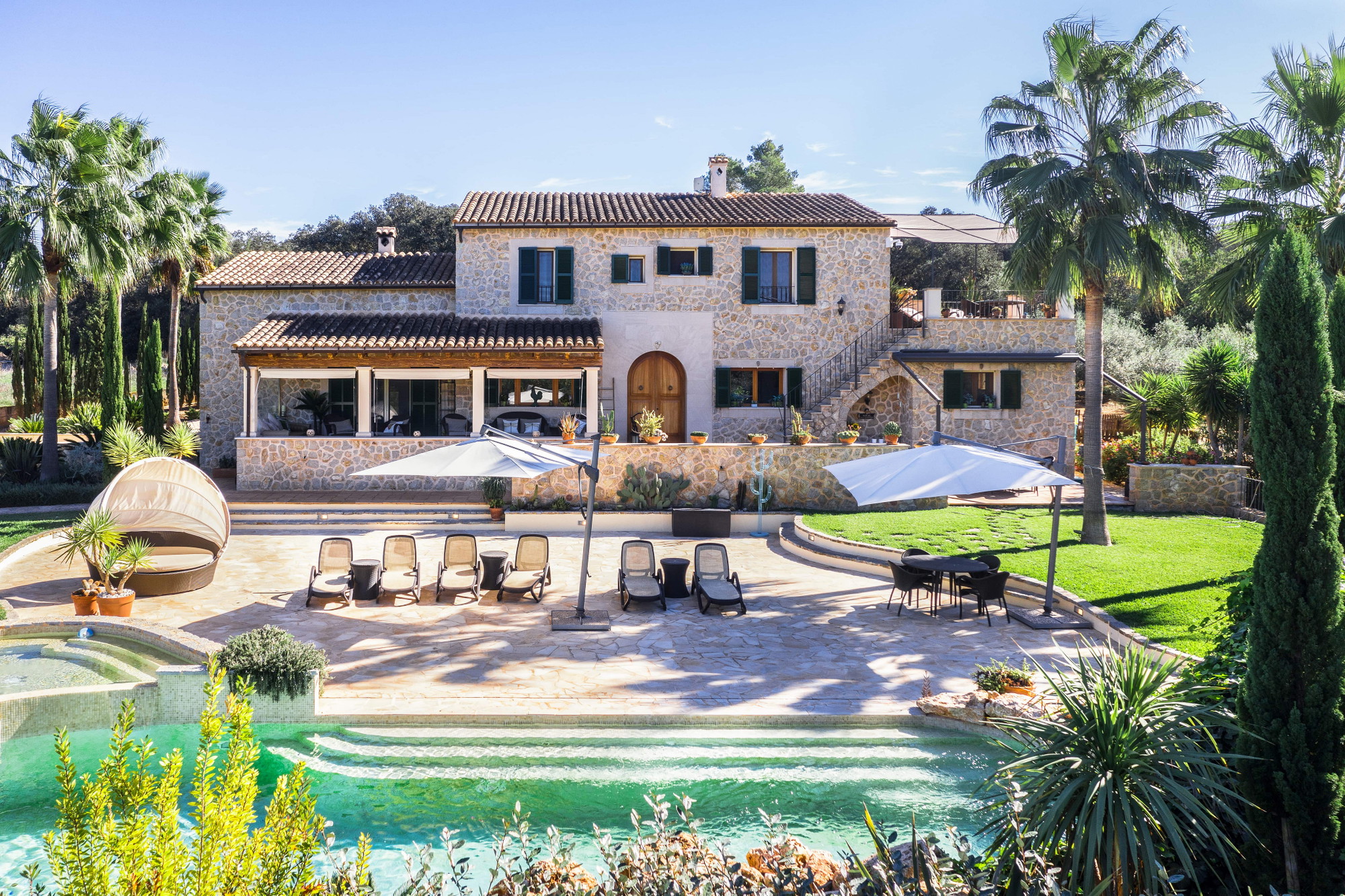 Landsted med egen vinproduktion