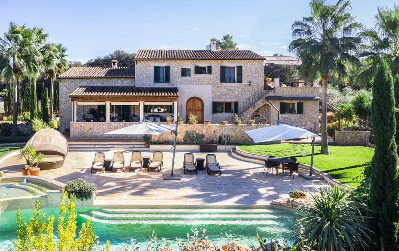 Загородный дом с собственным производством вина в Сенселле