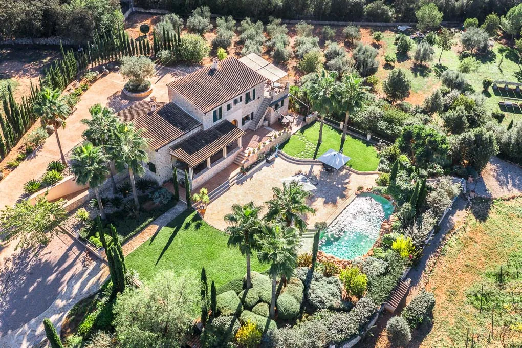 Landsted med egen vinproduktion-1