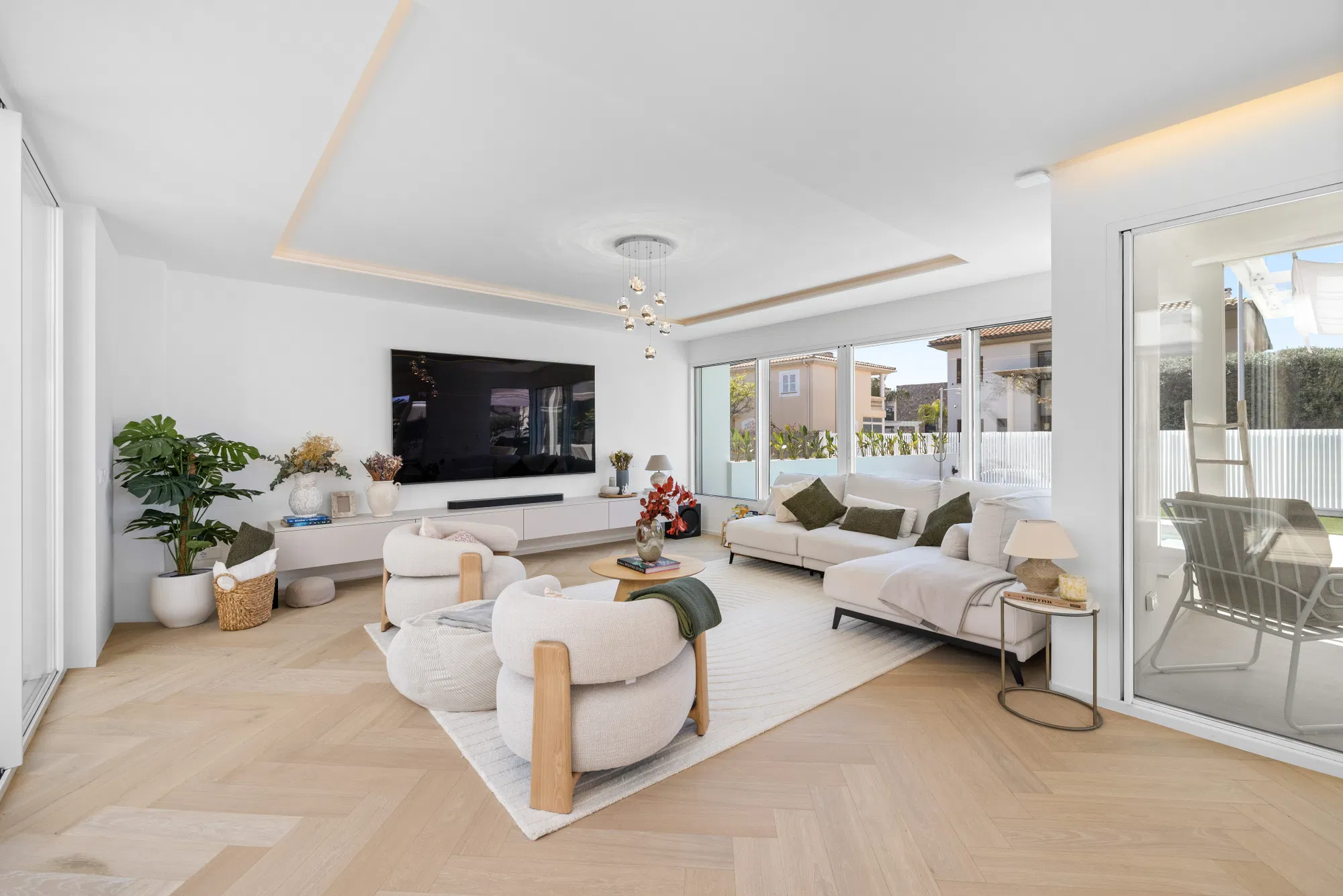 Villa exclusive de style méditerranéen entièrement rénovée avec piscine et grands espaces de vie-4