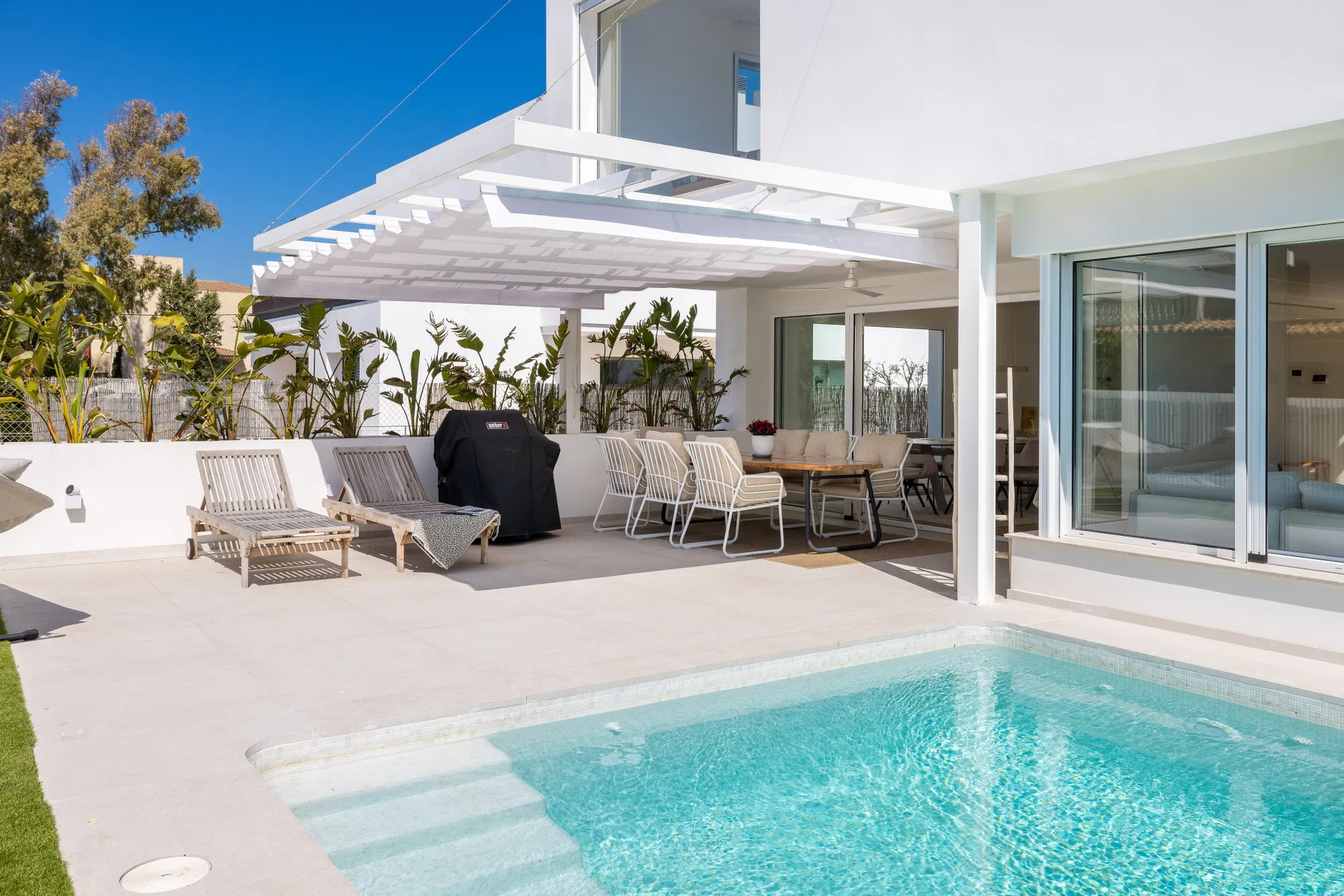 Villa exclusive de style méditerranéen entièrement rénovée avec piscine et grands espaces de vie-3