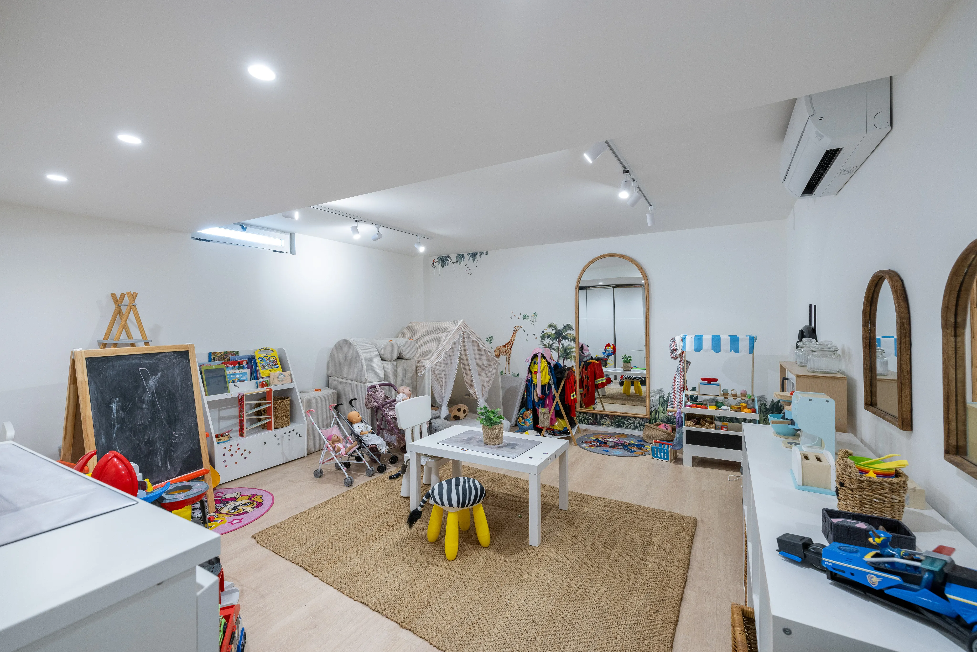 Exklusive, vollständig renovierte Villa im mediterranen Stil mit Pool und großzügigen Wohnbereichen-21