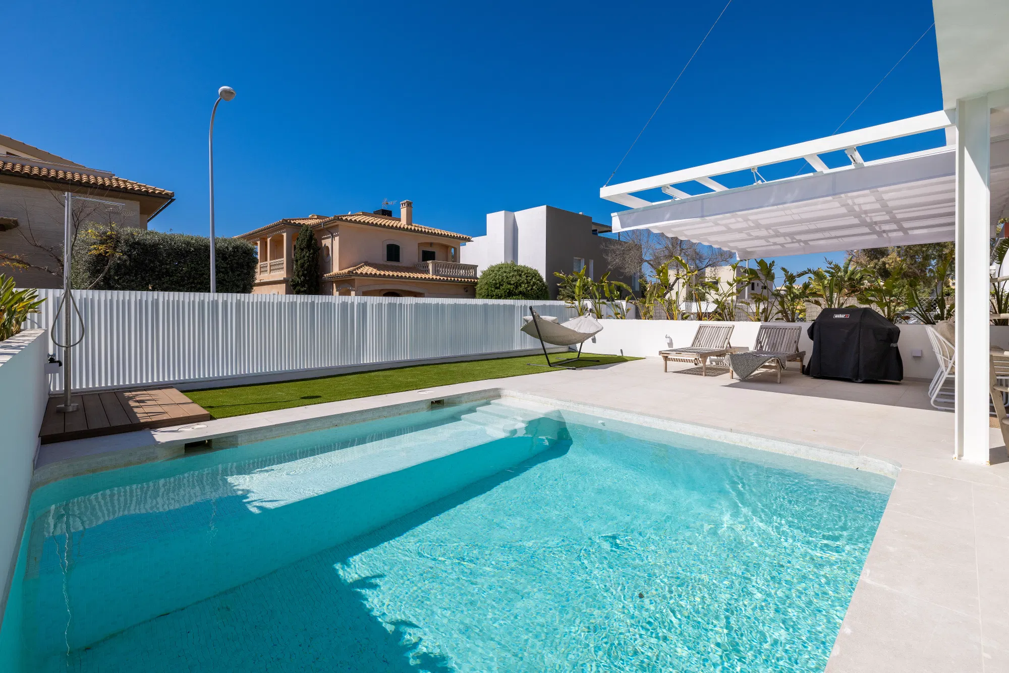 Villa exclusive de style méditerranéen entièrement rénovée avec piscine et grands espaces de vie-2