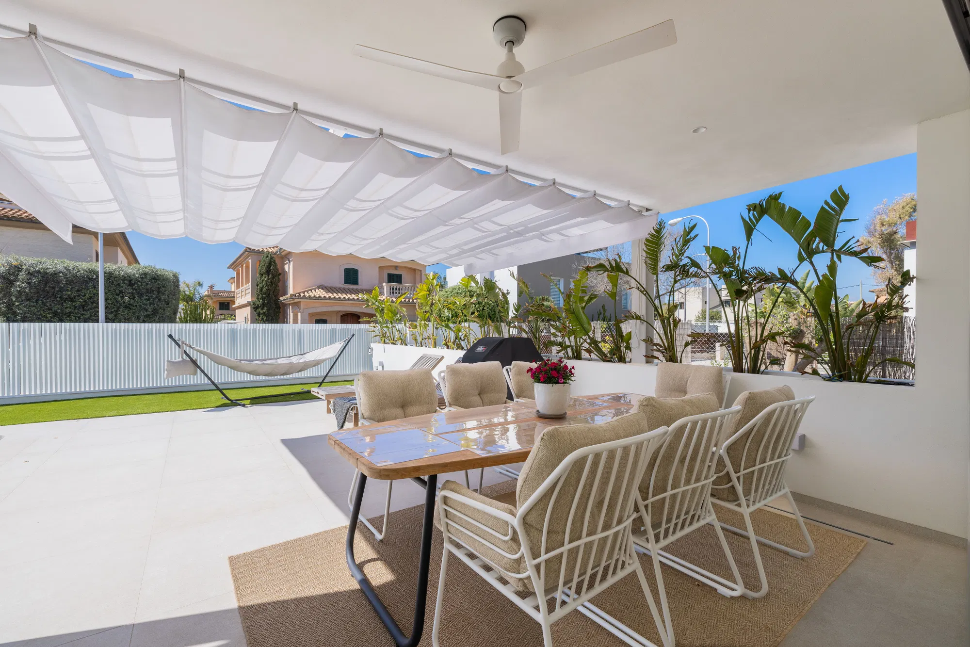 Villa exclusive de style méditerranéen entièrement rénovée avec piscine et grands espaces de vie-17