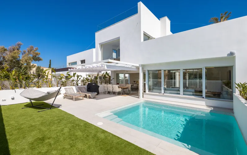 Exklusive, vollständig renovierte Villa im mediterranen Stil mit Pool und großzügigen Wohnbereichen