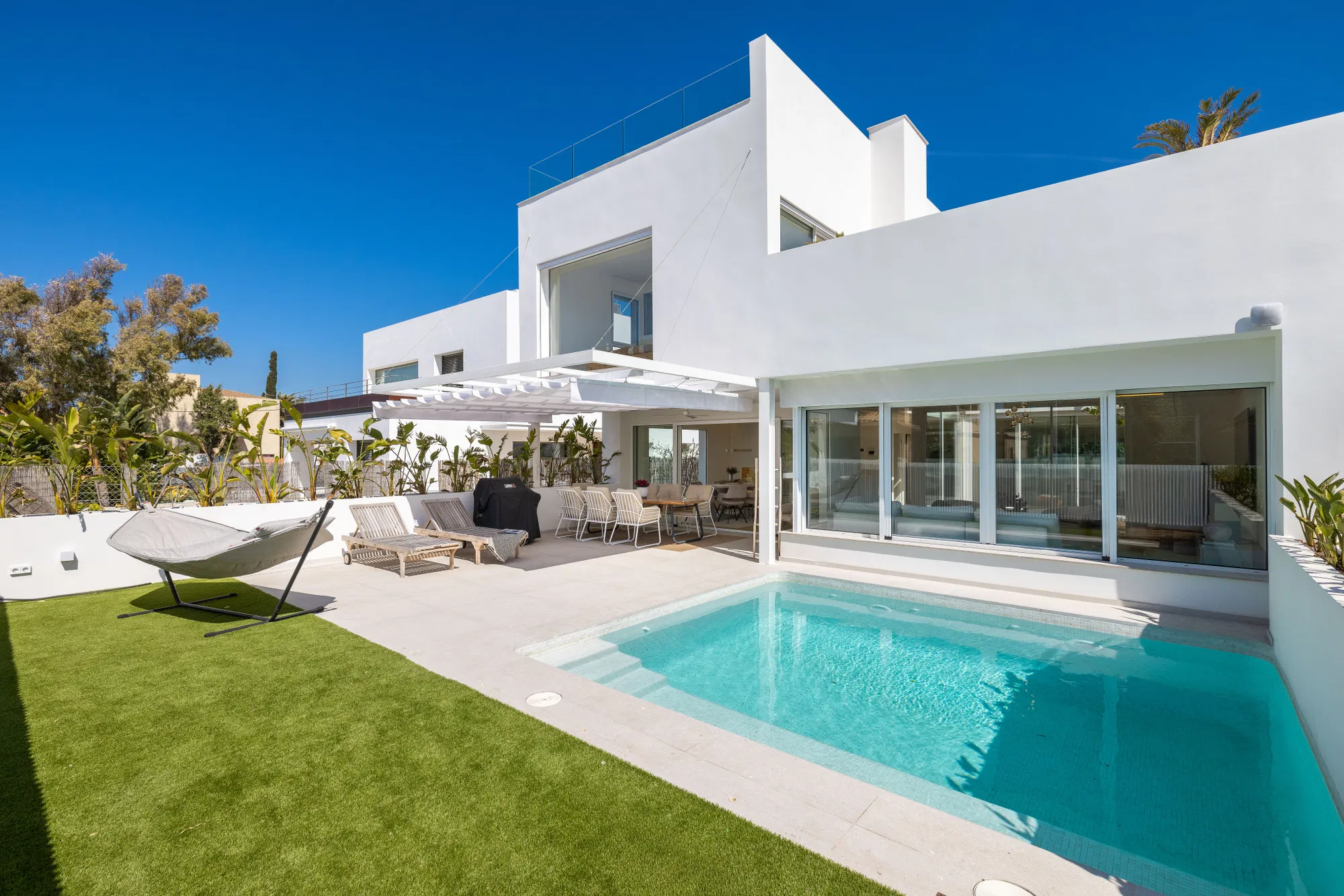 Villa exclusive de style méditerranéen entièrement rénovée avec piscine et grands espaces de vie-1